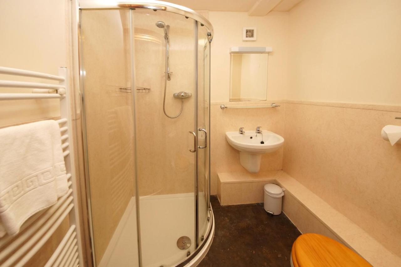 The Green Room Yeovil Room photo